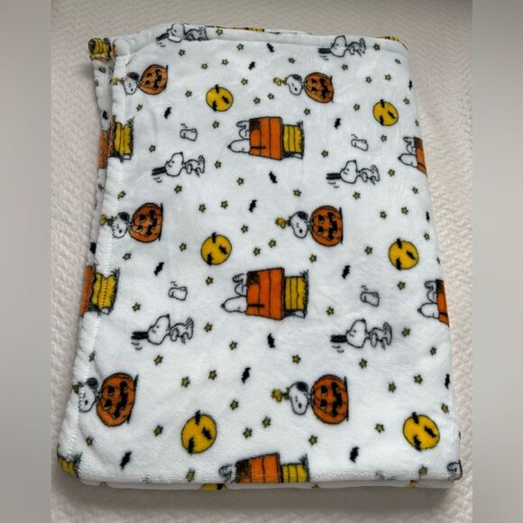 PEANUTS Snoopy Woodstock Halloween Plush Throw Blanket 50"x70” Doghouse Napping - Picture 1 of 2